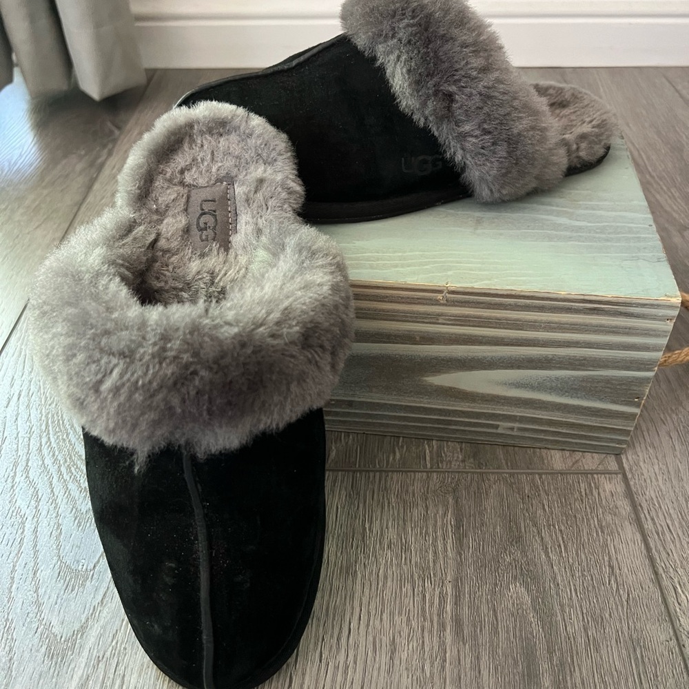 UGG Women's Black and Gray Slippers